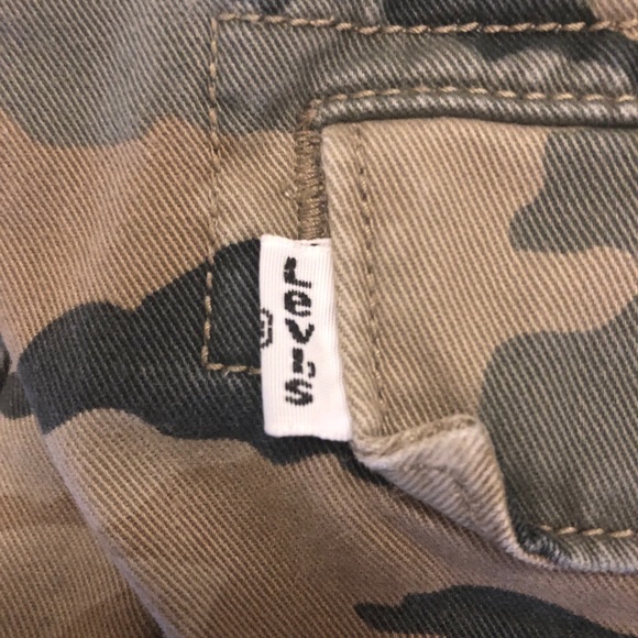 Men’s Levi’s Camo Chino - Picture 3 of 7
